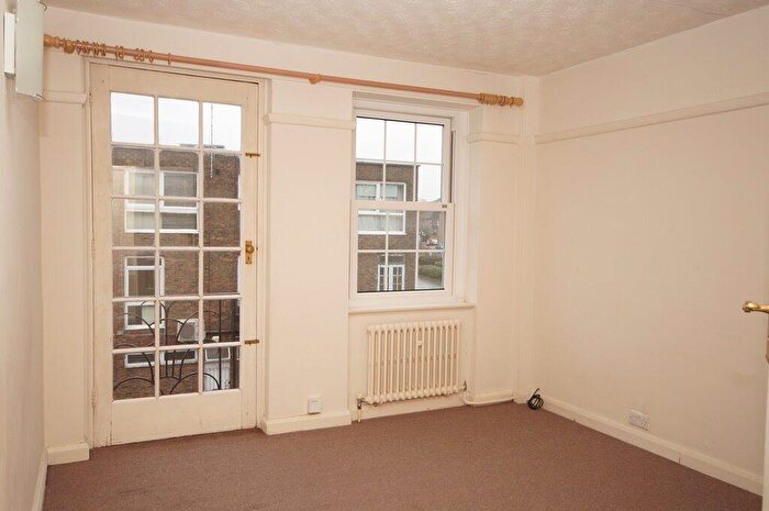 2 Bedroom Apartment To Rent In Bishopric, Horsham, RH12