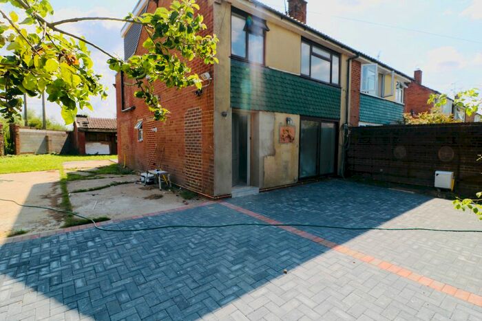 6 Bedroom Semi-Detached House To Rent In Tongham Road, Aldershot, GU12