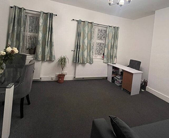 2 Bedroom Flat To Rent In Wightman Road, London, N8