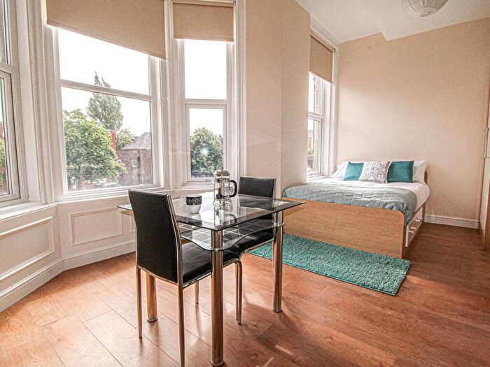 Apartment To Rent In Apt, - East Parade #, HG1