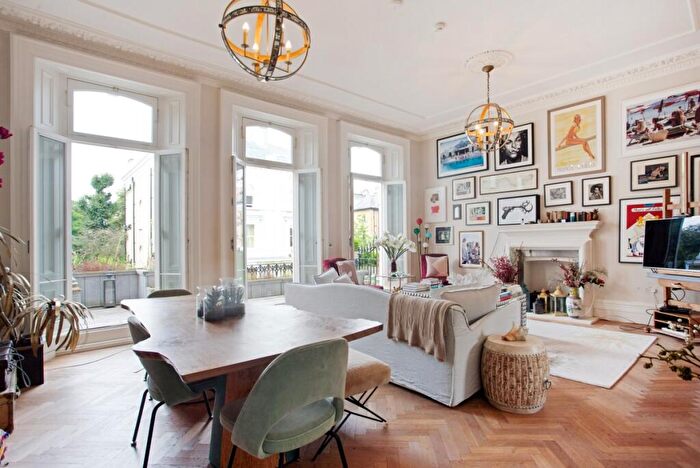 3 Bedroom Flat To Rent In Redcliffe Square London, SW10