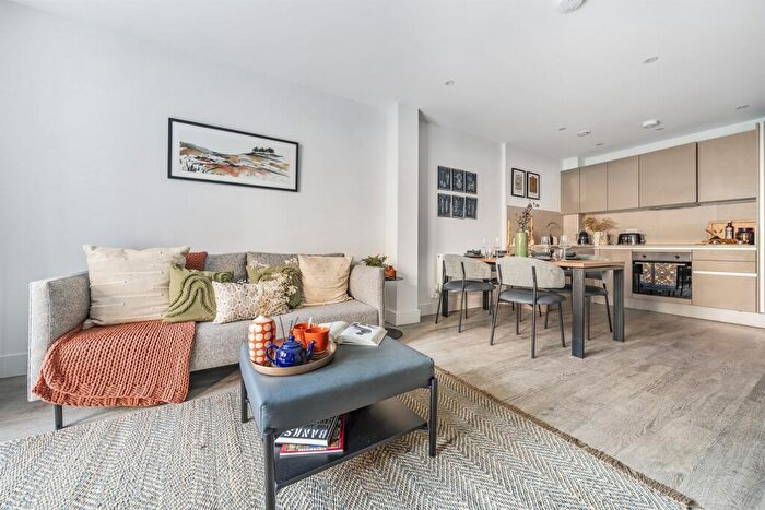 2 Bedroom Apartment To Rent In Kenavon Drive, Reading, RG1