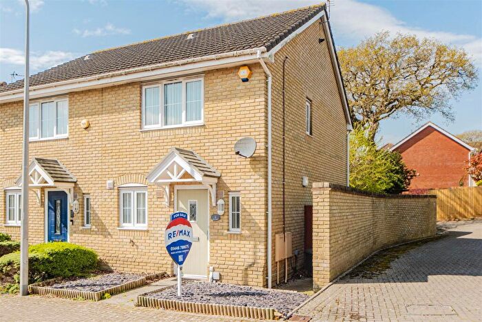 2 Bedroom Semi-Detached House For Sale In Clos Celyn, Barry, CF63