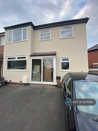 4 Bedroom Semi-Detached House To Rent In Briarwood Ave, Droylsden, M43