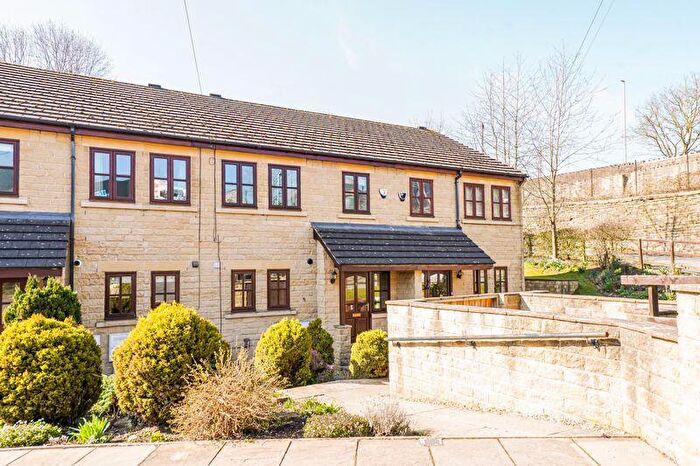 3 Bedroom Terraced House For Sale In Valley Court, New Lane, Bradford, BD11