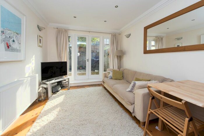 2 Bedroom Flat To Rent In Blackstock Road, Highbury, London, N5