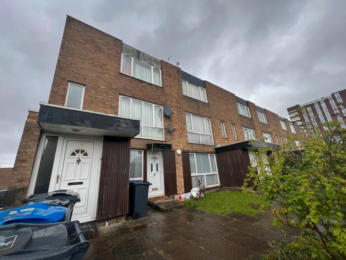 3 Bedroom Flat To Rent In Turnpike Link, Croydon, CR0