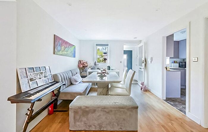 2 Bedroom Property For Sale In Friars Mead, Isle Of Dogs, London, E14