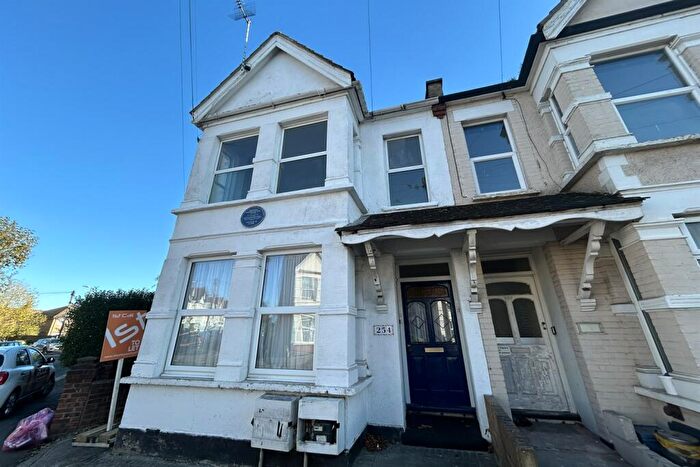 2 Bedroom Flat To Rent In Bedroom St Floor Flat In Southend On Sea, SS0