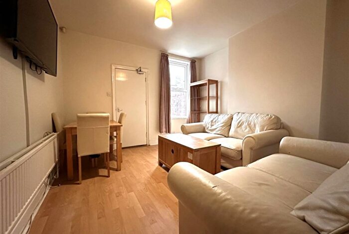 4 Bedroom Semi-Detached House To Rent In Harland Road, Sheffield, S11