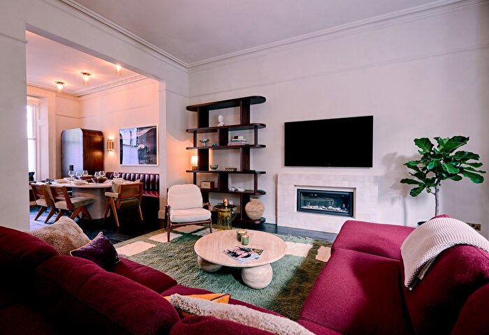 3 Bedroom Flat To Rent In Ladbroke Gardens, London, W11