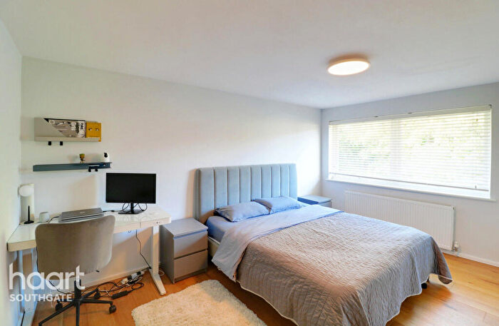 2 Bedroom Apartment For Sale In Lucerne Close, London, N13
