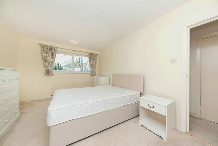 2 Bedroom Flat To Rent In Hanover Court, SW19