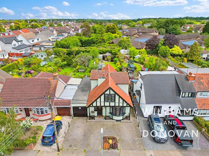 3 Bedroom Chalet For Sale In Raymonds Drive, Thundersley, SS7