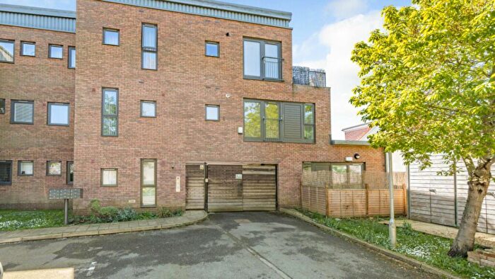 1 Bedroom Apartment For Sale In Penpool Lane, Welling, DA16
