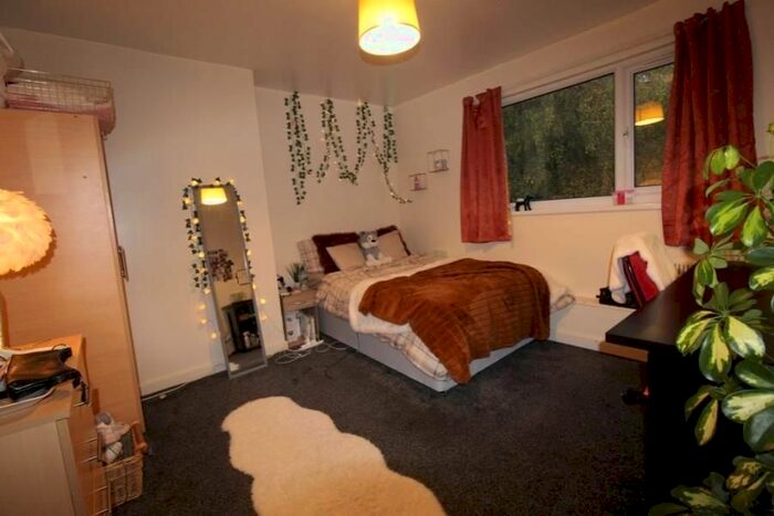 9 Bedroom Property To Rent In Regent Park Terrace, Hyde Park, Leeds, LS6