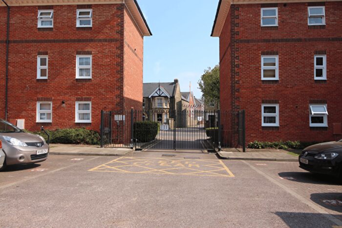 2 Bedroom Flat For Sale In Braemar Court, Ashburnham Road, Bedford, MK40