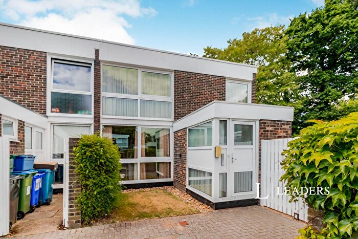 3 Bedroom Property To Rent In Brackley, Weybridge, KT13