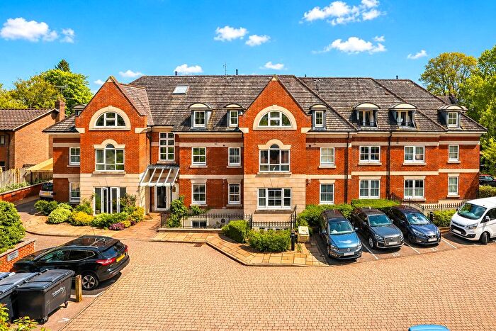 2 Bedroom Flat For Sale In Shortheath Road, Farnham, Surrey, GU9