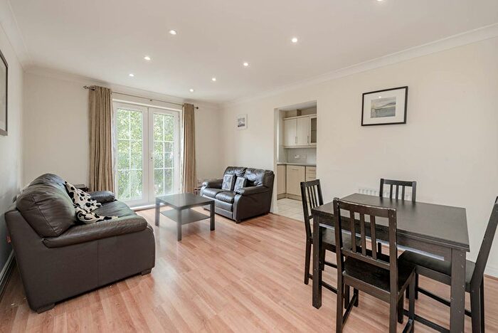 2 Bedroom Flat To Rent In Shillingford Close, Mill Hill, London, NW7