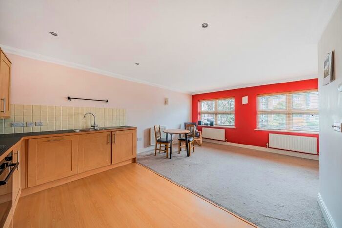 1 Bedroom Flat To Rent In Leacroft, Staines, TW18