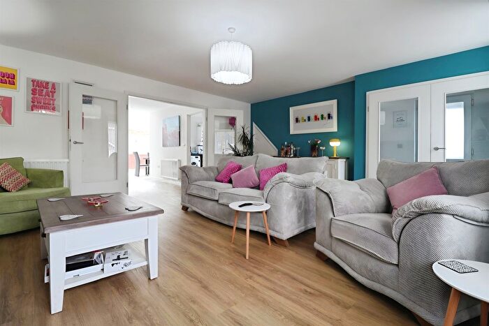 3 Bedroom Detached House For Sale In Melyn Y Gors, Barry, CF63