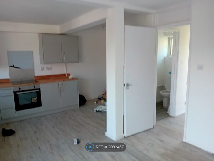 4 Bedroom Semi-Detached House To Rent In Luxembourg Close, Luton, LU3