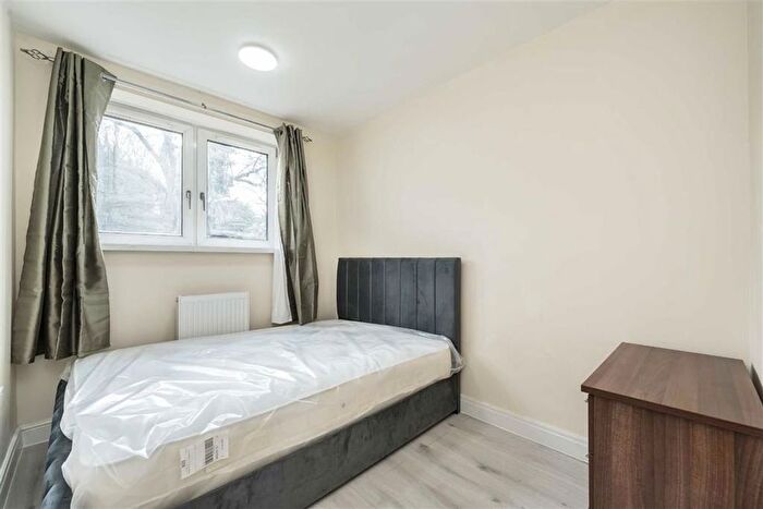 3 Bedroom Flat To Rent In Dennett's Road, London, SE14