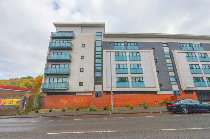 2 Bedroom Flat To Rent In Flat / Maryhill Road, Glasgow, G20