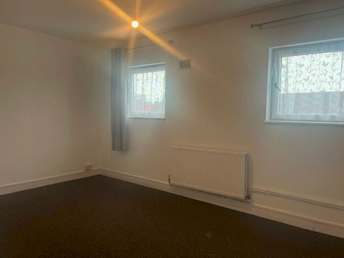 3 Bedroom Apartment To Rent In Teviot Street, London, E14