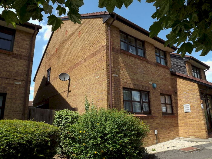 2 Bedroom Flat To Rent In The Larches, Milford Road, St Albans, AL4