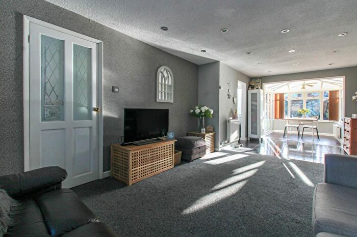 3 Bedroom Semi-Detached House For Sale In Winsford Avenue, Coventry, CV5
