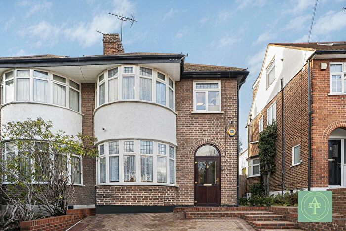 3 Bedroom Semi-Detached House For Sale In Lincoln Avenue, Southgate, London, N14