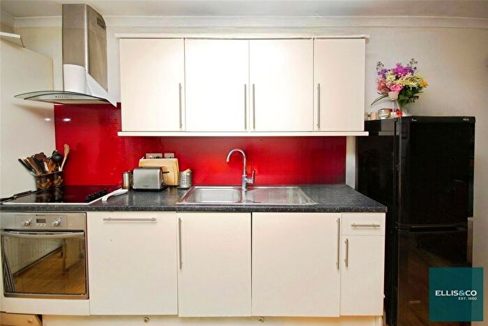 2 Bedroom Flat For Sale In Finchley Road, Childs Hill, NW2