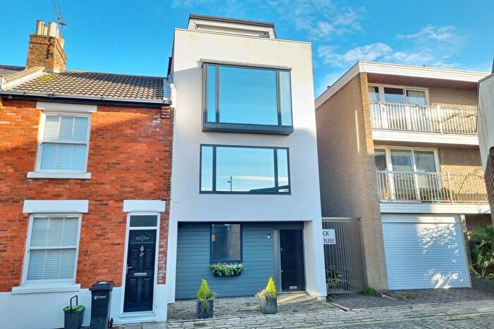 4 Bedroom Town House To Rent In Old Portsmouth, Hampshire, PO1