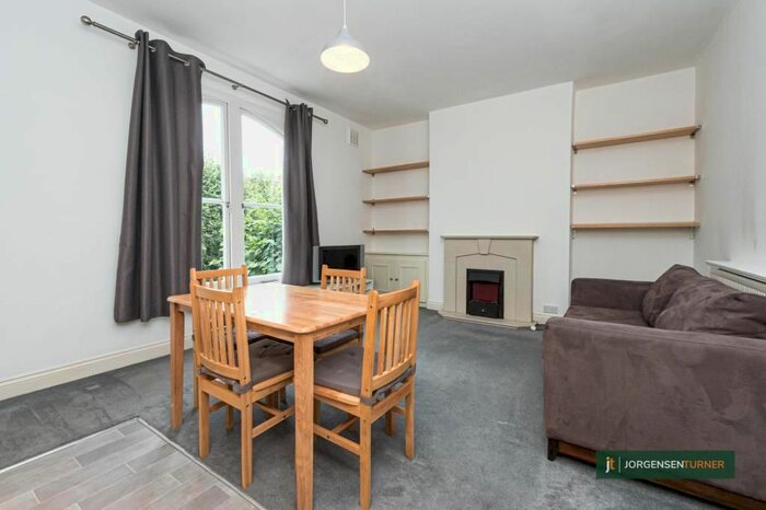 2 Bedroom Flat To Rent In Godolphin Road, Shepherds Bush, London, W12