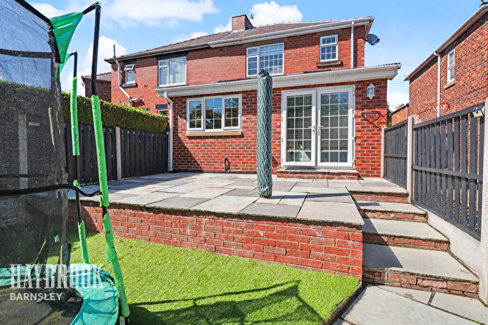 3 Bedroom Semi-Detached House For Sale In Hollycroft Avenue, Royston, S71