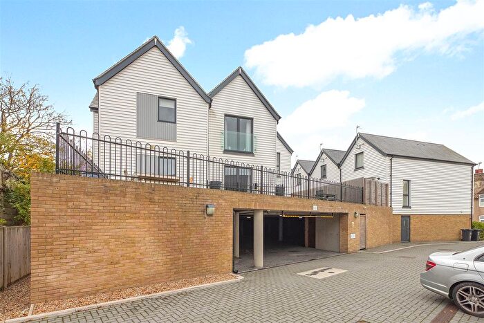 2 Bedroom Flat For Sale In Cornwallis Circle, Whitstable, CT5