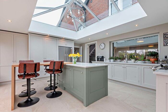 4 Bedroom Detached House For Sale In Tutts Clump, Berkshire, RG7