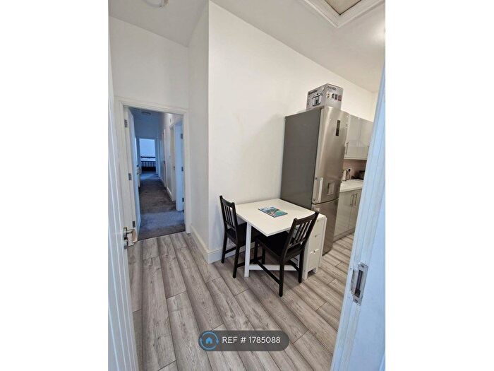 3 Bedroom Flat To Rent In Queens Road, Beeston, NG9