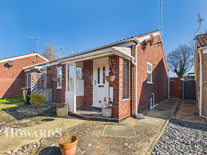 1 Bedroom Semi-Detached Bungalow For Sale In Stephensons Walk, Lowestoft, NR32
