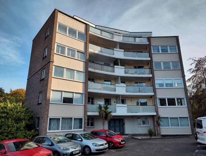 2 Bedroom Flat To Rent In Orchard Brae Gardens, Edinburgh, EH4