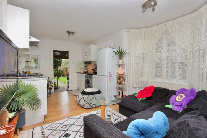 2 Bedroom Flat To Rent In Lakefield Road, Turnpike Lane, Haringey, N22