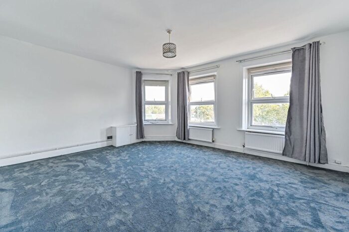 3 Bedroom Flat To Rent In Green Lanes, Harringay, London, N4