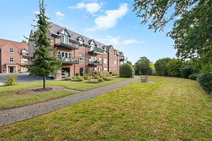 2 Bedroom Apartment For Sale In Pinewood Place, Windsor, Berkshire, SL4