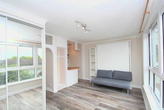 Studio To Rent In Warwick Drive, London, SW15