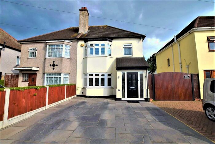 3 Bedroom Semi-Detached House For Sale In Purfleet Road, Aveley, South Ockendon, RM15