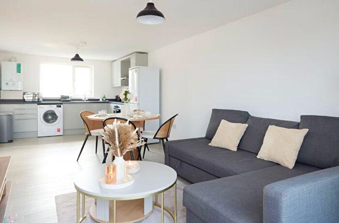 1 Bedroom Flat To Rent In Chigwell Road, London, E18