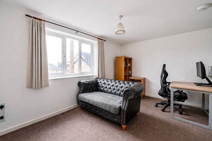 1 Bedroom Flat For Sale In Raywood Court, Stoughton, Guildford, GU2