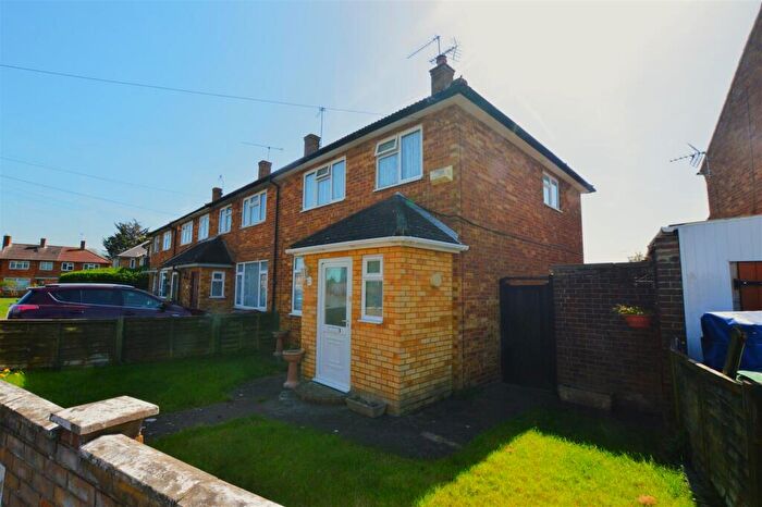 3 Bedroom End Of Terrace House For Sale In Goodwin Road, Slough, SL2
